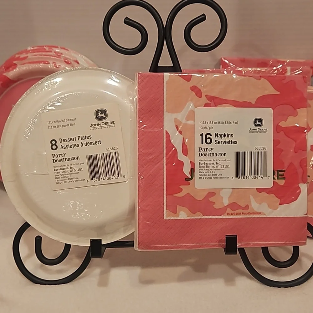 John Deere NWT Pink Camo Dessert Paper Plates & Napkins 6 Plates & 5 Napkins